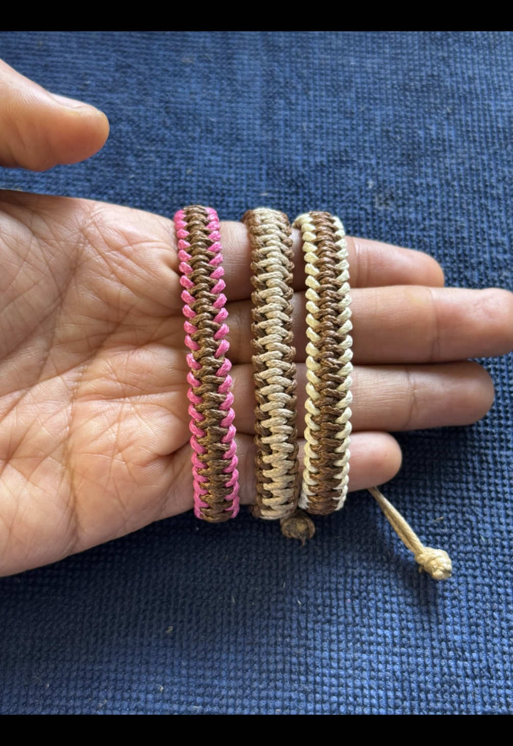 Tutorial rápido de pulseras artesanales ✨ Perfectas para vender o regalar. ¡Hechas con hilo, corazón y paciencia! 💛 #PulserasArtesanales #TutorialMacramé #HazloTúMismo #HechoAMano #EmprendeConArte