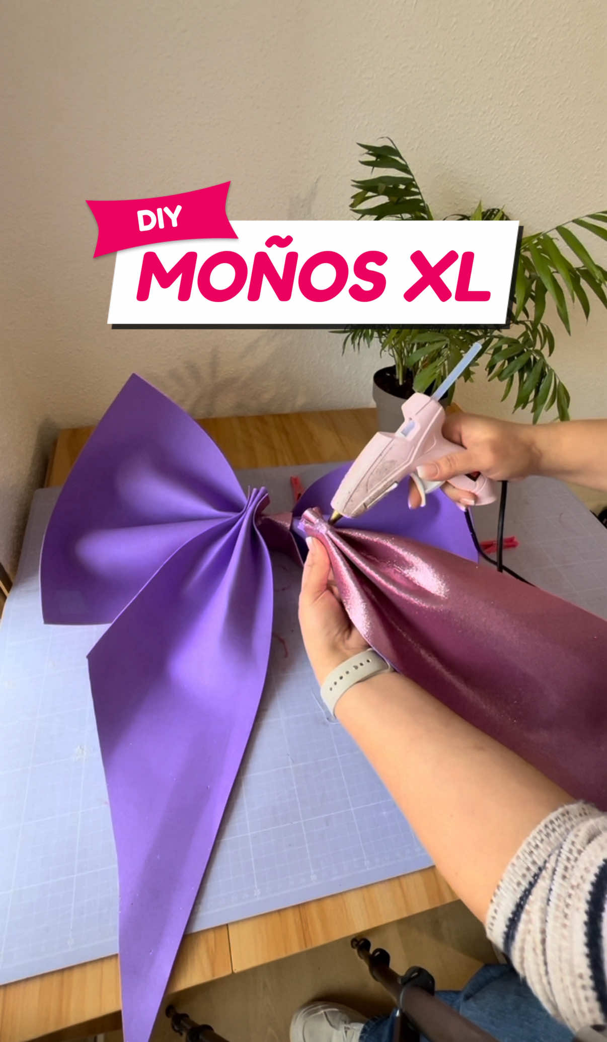 🎀 DIY ⬇️ Este es un video que ya había subido antes, pero lo repito porque ¡me lo preguntan muchísimo en otros videos! 💖 ¿Quieres moños grandes y llamativos sin gastar mucho? Te enseño cómo los hago con goma EVA 👇 ✔️ 2 pliegos del color que elijas ✔️ Uno para el moño y otro para las tiras ✔️ Silicona caliente ✔️ Ganchos o pinzas para fijar ¡Y listo! Ideal para decorar fondos, columnas o mesas temáticas. ✨ Guarda este Reels y compártelo con tu amiga decoradora 😉 #balloons #viral #globos #DIY #decoration #balloongarland #parati #tutorial #fyp
