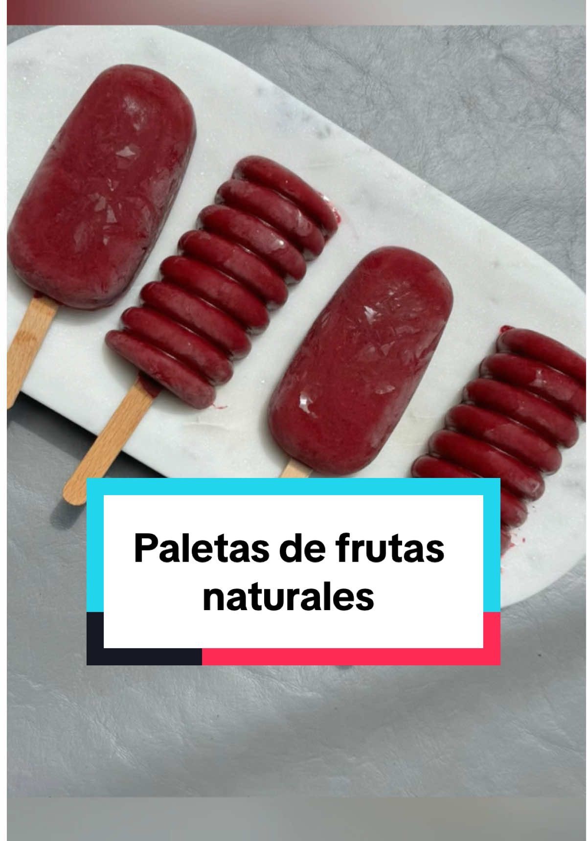 Paletas de frutas naturales    ¿Tienes antojo de algo dulce y fresco? Haz estas paletas de fruta natural: solo fruta real, color, sabor y llenos de antioxidantes. A los niños les encantan, y a los adultos también. ¡Te enseño cómo! Ingredientes: * 1 taza de frutos rojos🍓 * Jugo de 1 limón 🍋 * Agua o leche de coco (solo si necesitas licuar mejor) 🥥 * 1/4 de taza de yogurt    Preparación: 1. Coloca 1 taza de frutos rojos en la licuadora. 2. Agrega ¼ de taza de agua o leche de coco, según prefieras. 3. Añade el jugo de 1 limón. 4. Incorpora ¼ de taza de yogurt. 5. Licúa todo hasta obtener una mezcla suave y homogénea. 6. Vierte la mezcla en moldes para paleta. 7. Congela durante al menos 4 horas🧊 8. Desmóldalas y ¡disfruta! 😋 A tu salud 💜 ——————————————— Ingredients: • 1 cup of mixed berries 🍓 • Juice of 1 lemon 🍋 • Water or coconut milk (only if needed for blending) 🥥 • ¼ cup of yogurt Instructions: 	1.	Place 1 cup of mixed berries in a blender. 	2.	Add ¼ cup of water or coconut milk, as preferred. 	3.	Pour in the juice of 1 lemon. 	4.	Add ¼ cup of yogurt. 	5.	Blend until smooth and creamy. 	6.	Pour the mixture into popsicle molds. 	7.	Freeze for at least 4 hours🧊 	8.	Remove from the molds and enjoy! 😋 To your health 💜
