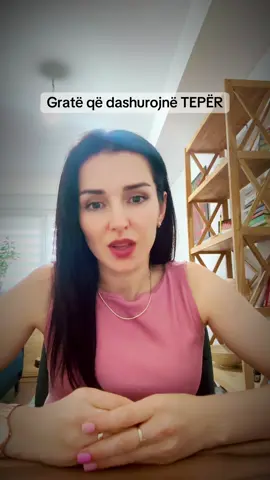Disa gra dashurojnë aq fort, sa humbin veten në këtë proces. Jo sepse janë naive, por sepse dikur janë ndier të padukshme. Kanë mësuar që duhet të japin shumë, për të merituar pak dashuri Jo sepse dashuria e tyre s’është reale  por buron edhe nga nje plage e vjeter. Nga perpjekja për ta gjetur ate dashuri, qe u ka munguar qysh si femijë. Këtu lind pyetja e rëndësishme: a ke menduar se si do te ishte nëse gjithë ate dashuri që e ke për partnerin  qe nuk po ndryshon, ta kthesh ti kah vetja jote? #psikolog #psikologe #psikologji #psikoterapi #lidhjetoksike 