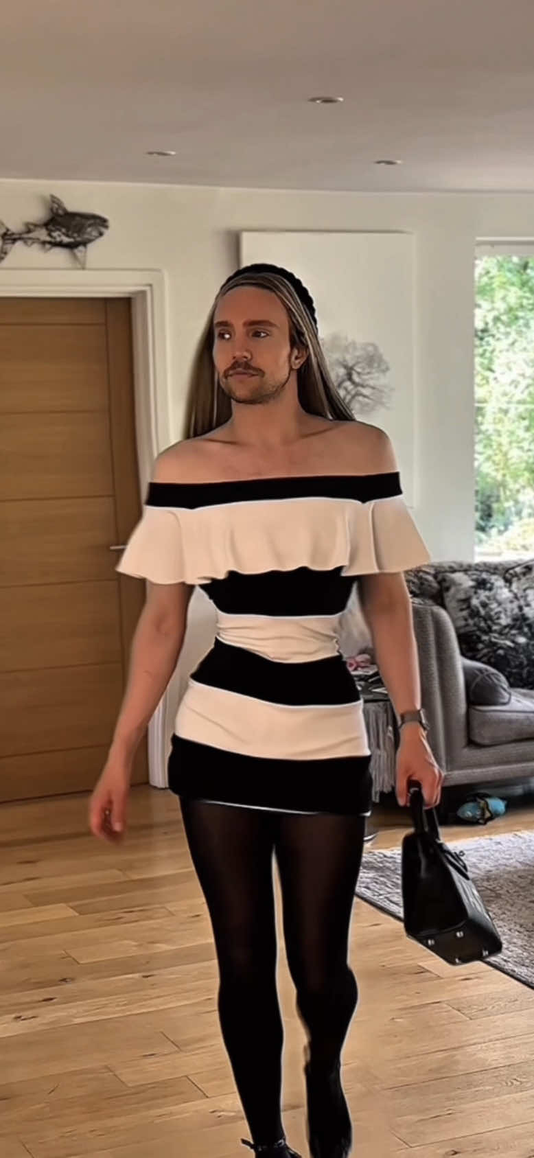 King of entrances tbf.  I’m just having a lil fun here with the waist of it awlll. You know as I was looking back over my videos I feel like I do this on EVERY video but it was only like 6 in the last 10 months. So maybe I’m not as much of a one trick pony as I thought haha #snatched #divas #servinglooks #runwaywalk #waist 