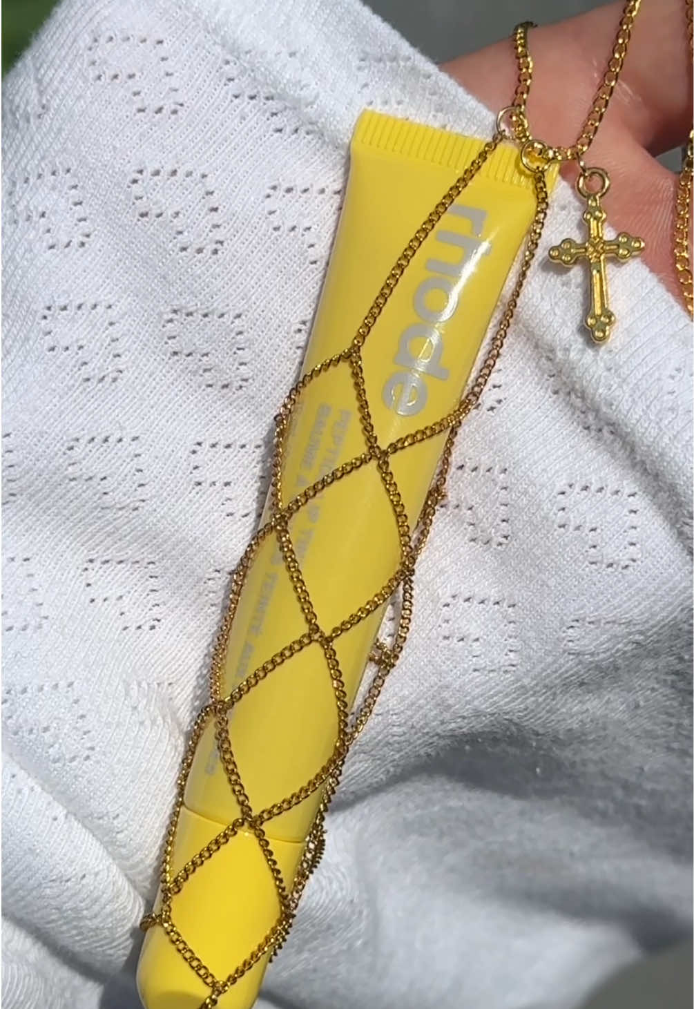 the making of a Rhode Lemontini belly chain 🍋 @rhode skin 