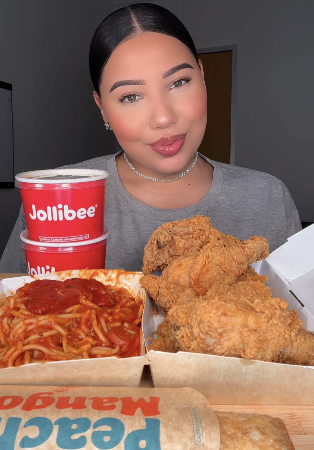 Jollibee fried chicken is always so fresh & crunchy🍗❤️ #jollibee #mukbang #asmr #friedchicken #crunchy #food 