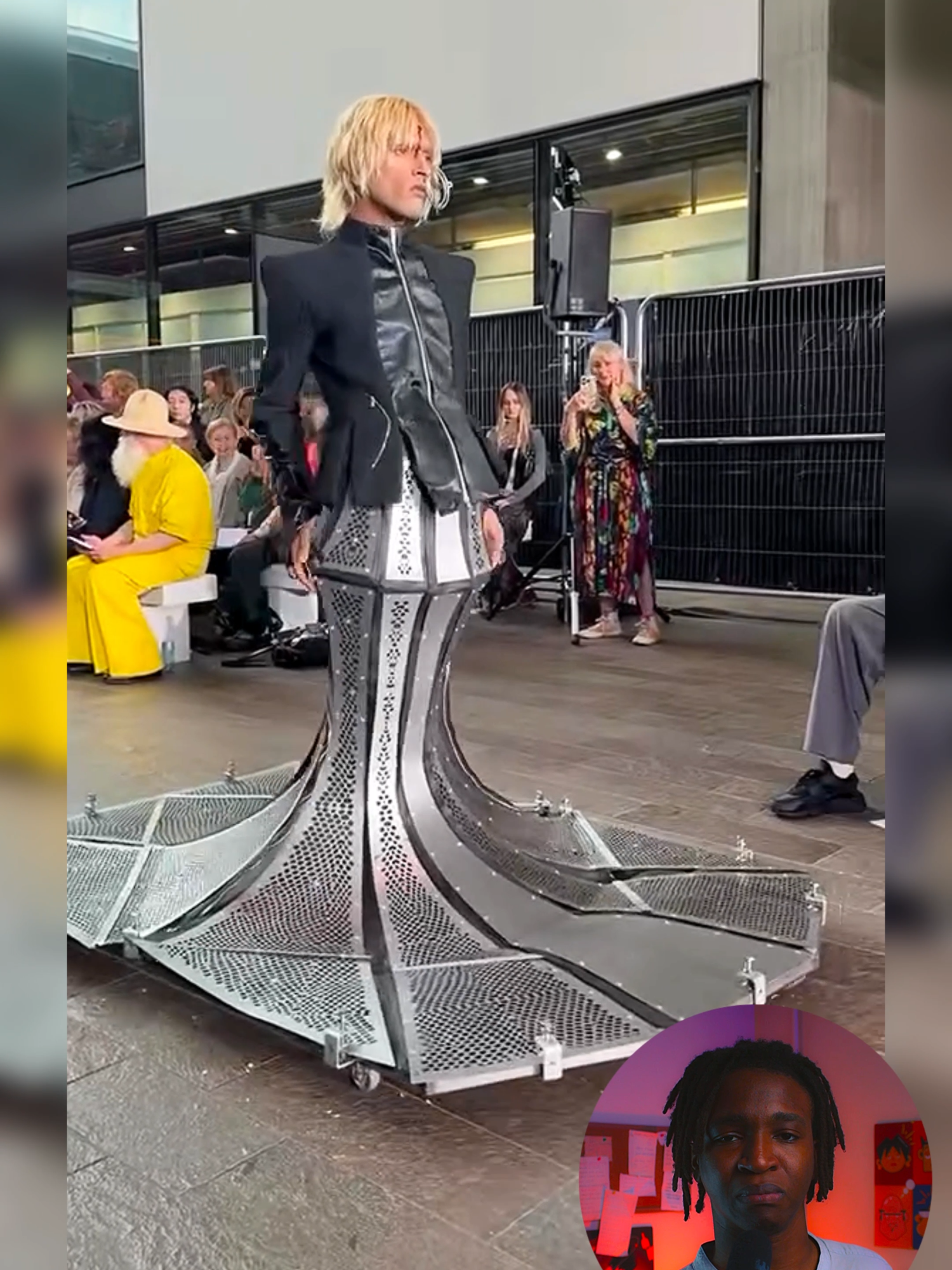 un aspirateur automatique le truc 😂_____________________________________________________________________________________________________ #fypシ #performanceart #modernart #fashiontiktok #fashiontok #reaction #catwalk #Runway