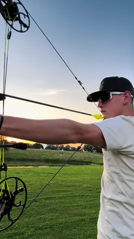 Love this set up! @Bohning Archery @Redline @Squatch Bowstrings @Arrows Anonymous @mod archery #fyp #arrowbuild #archery #beereal #foryoupage #earnit 