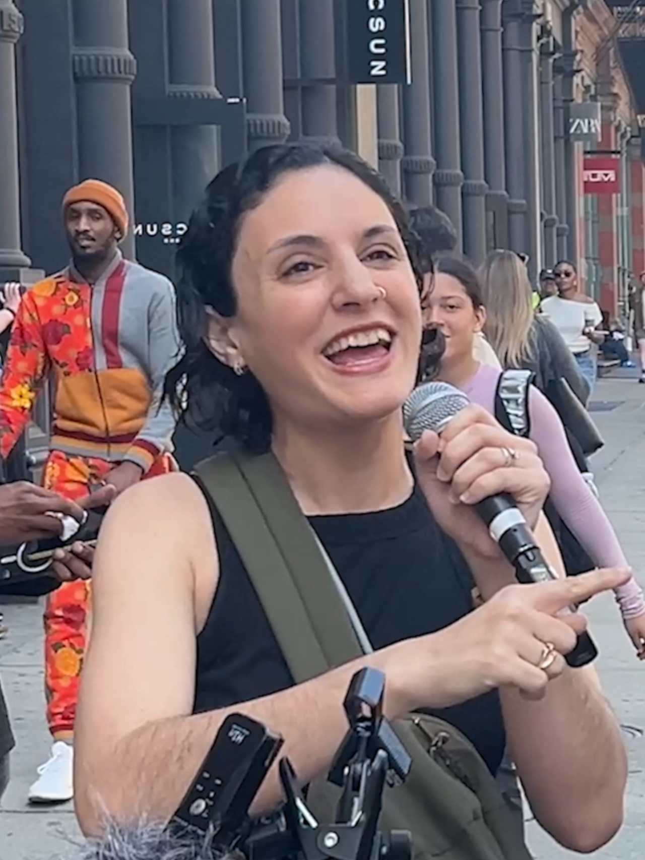 She accepts the challenge! #nyc #singwithme #onthestreet #random #husbandwife #cute #ladygaga #00smusic #2010smusic #guitar #guitartok #acoustic
