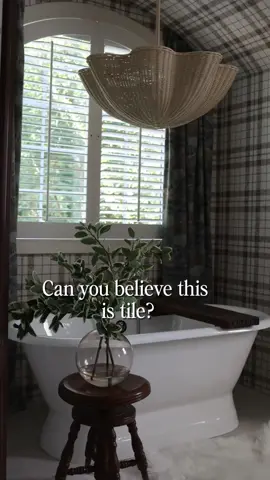 Everyone thought it was wallpaper buts it’s actually a marble tile. She’s an icon, she’s a legend, and she is the moment.