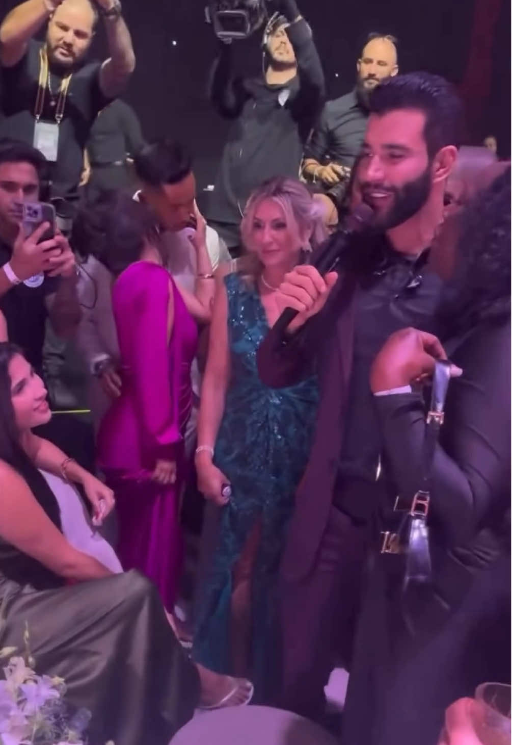 Dorme não, bebê! 🤣 Gusttavo Lima tentou de tudo pra acordar uma convidada no sofá durante a festa de casamento de Éder Militão e Tainá Castro… mas falhou miseravelmente! 😴 Nem hit, nem voz potente: ela foi de berço mesmo! (🎥: Marcela Moreno)