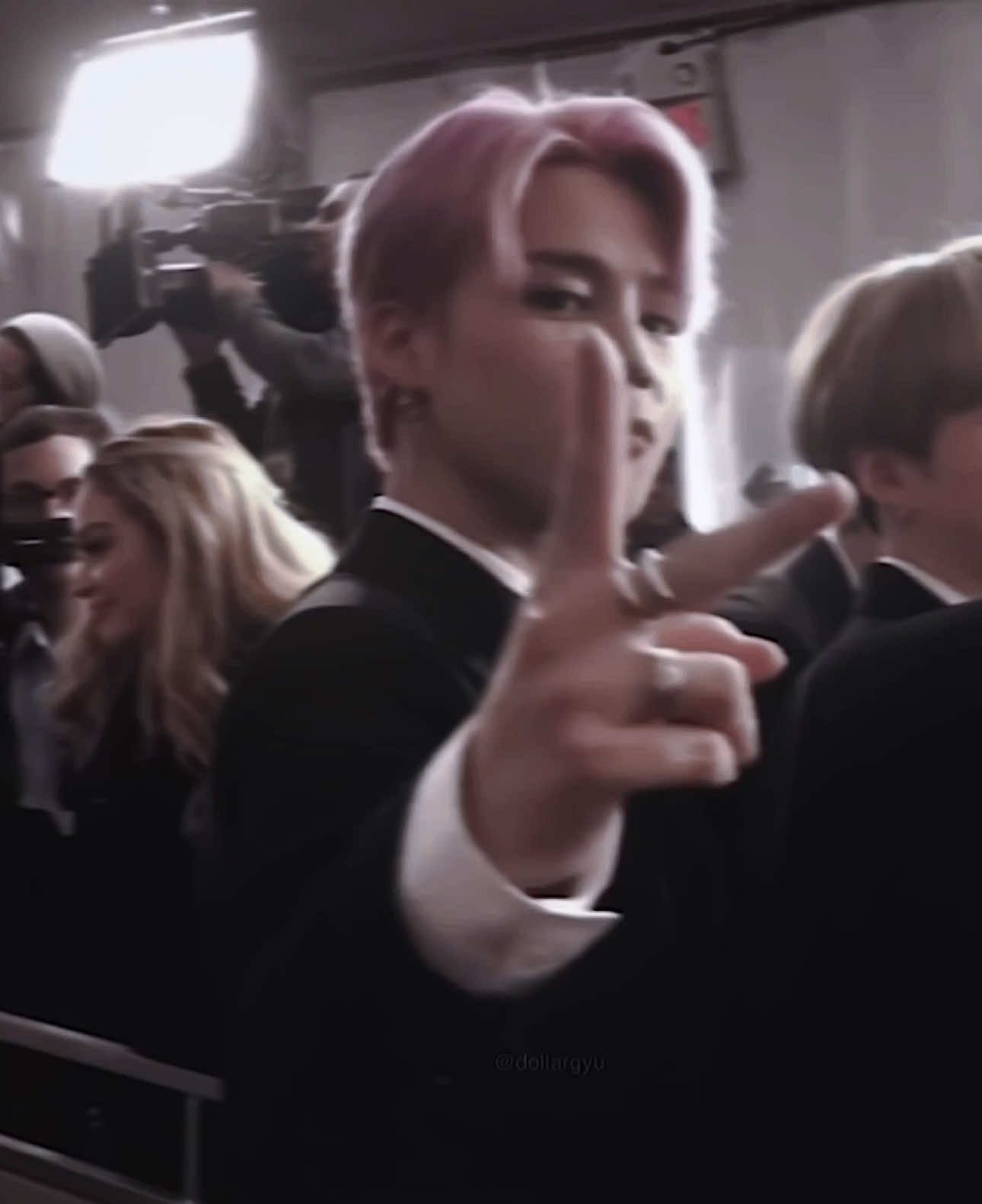 I lowk love this song hold on #parkjimin #jimin #BTS #bangtan #xzycba #dollargyu #fyp #foryoupagе #videostar #edit #vsp 