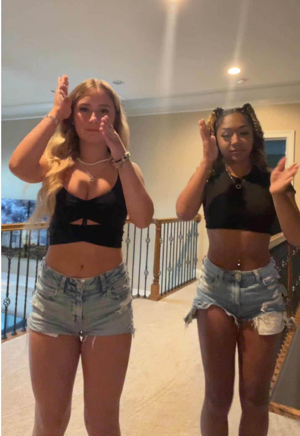 👩🏼👩🏽