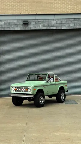 The Porcelain Green 1971 Classic Ford Bronco with a 5.0L Gen 3 Coyote engine ASMR 😎  #FordBronco #Ford #Classiccar #vintagetruck #broncos #luxurycars
