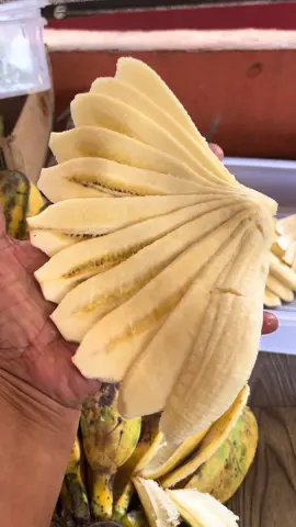 Ngiris pisangnya pakai pisau cutter stainless anti karat ya. Pisangnya ada di sini  @MiSua  #tipsandtricks #ngiris #pisangkipas #pisanggorengkipas #pisanggorengkipasjumbo 