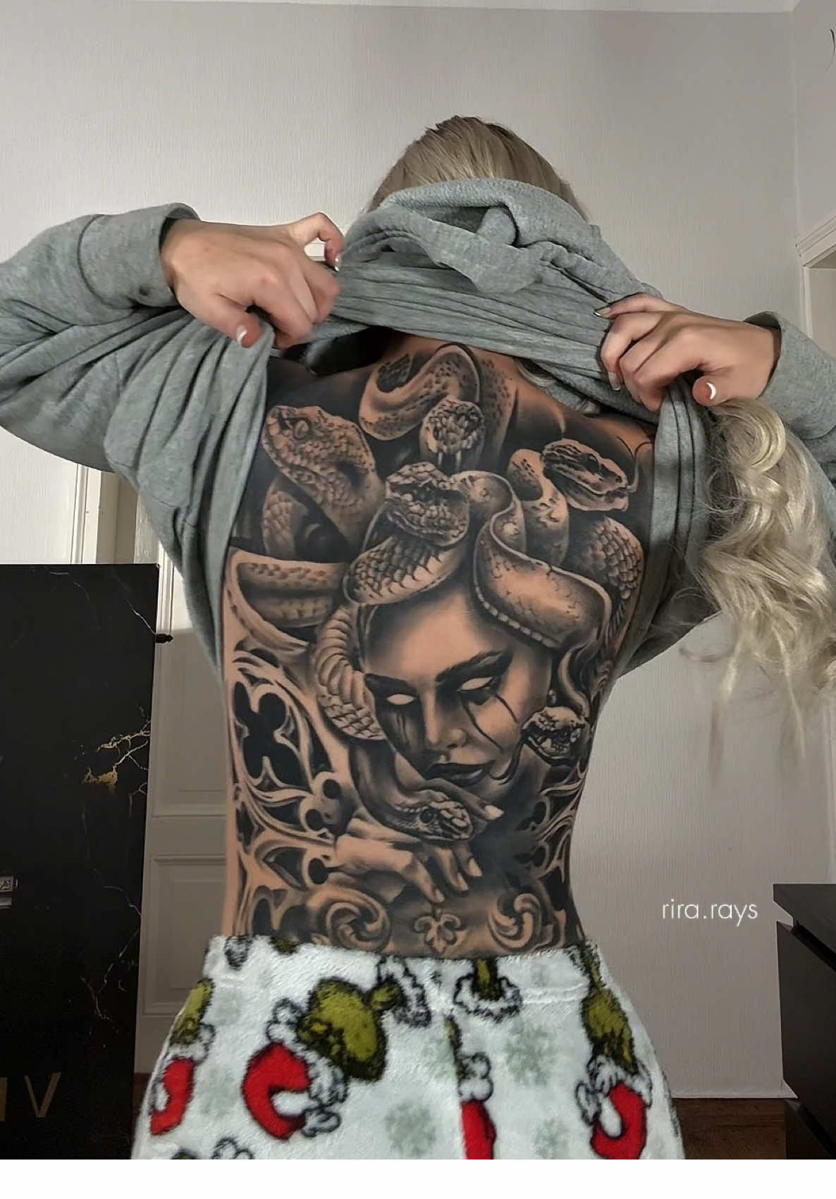 don’t worry , my medusa has no meaning #backtattoo #medusatattoo #tattoogirl #girlswithtattoos 