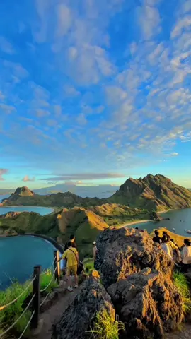 Karya Tuhan seindah ini tapi kalian masih memilih tidur d rumah??? #fypシ゚viral🖤tiktok #manggarai_flores_ntt #padarisland #labuanbajo #fypage #flores #ntt #xybca #liburan #labuanbajotrip #lewatberanda 
