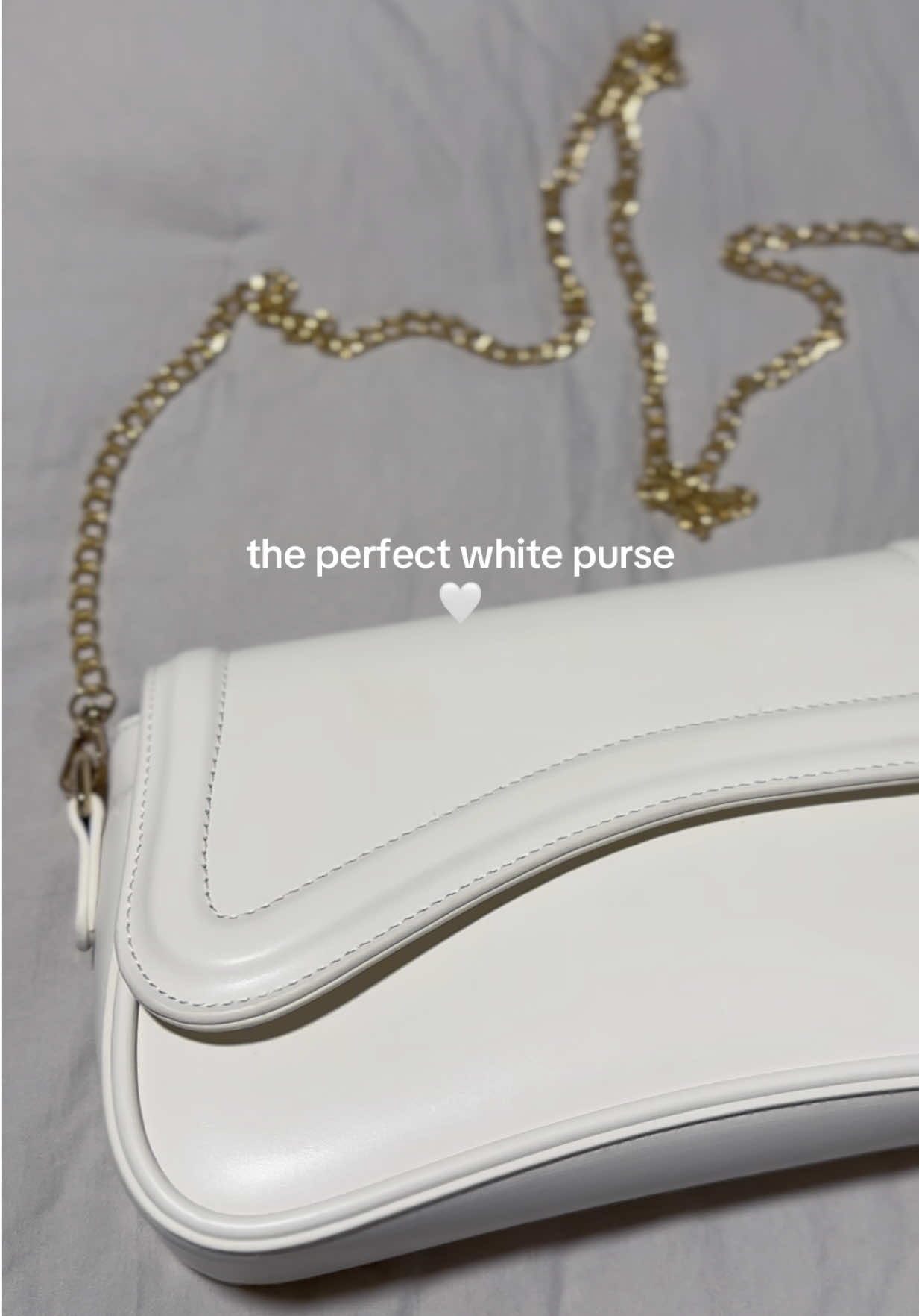 everyone needs a basic solid purse, this is the purse to get!  #purses #baginspo #whitepurse #whitebag #shoulderbag #womensshoulderbag #purse 