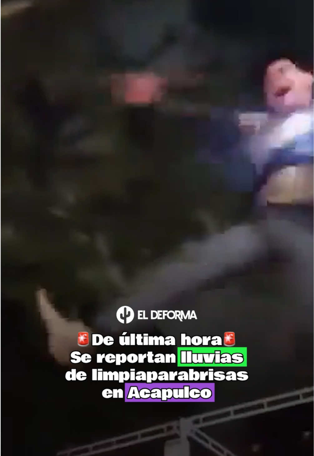 A este fenómeno se le conoce como “Lluvia de limpiaparabrisas”. Ocurre cuando las condiciones atmosféricas en los cruceros urbanos alcanzan una concentración crítica de desesperación laboral, combinada con vibes del Cirque du Soleil. Los expertos explican que, al detectar vehículos con cristales medianamente sucios, los limpiaparabrisas callejeros son expulsados espontáneamente de las capas bajas del cielo —generalmente desde los árboles o nubes ligeramente cargadas de CO2—, cayendo en picada sobre el cofre más cercano con sus botellas de jabón listas para la acción. Este raro evento, aunque no es tan común en zonas como Acapulco, todavía no ha podido ser predicho con precisión por los meteorólogos. Por eso, se recomienda nunca hacer contacto visual con ellos si no estás dispuesto a cooperar con más de $5. #memes #humor #eldeforma
