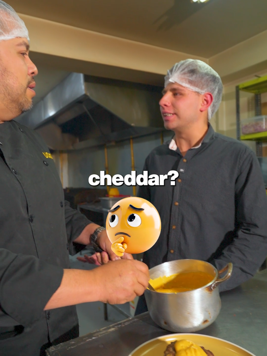 Salsa Queso Cheddar 🧀😁 Como Hacer La Salsa Queso Cheddar  #quesocheddar #salsaquesocheddar #lasmejoreshamburguesas #hamburguesaslacapital #lacapitallapaz 