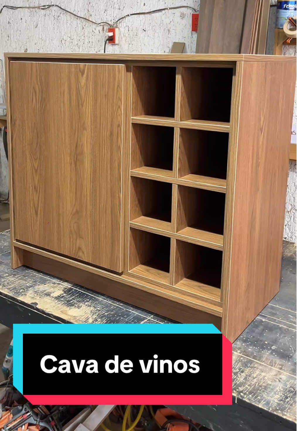 Cava de vinos que es parte del mueble para TV! Fabricada con nogal café! 🔥 #carpinteria #carpintero #DIY 