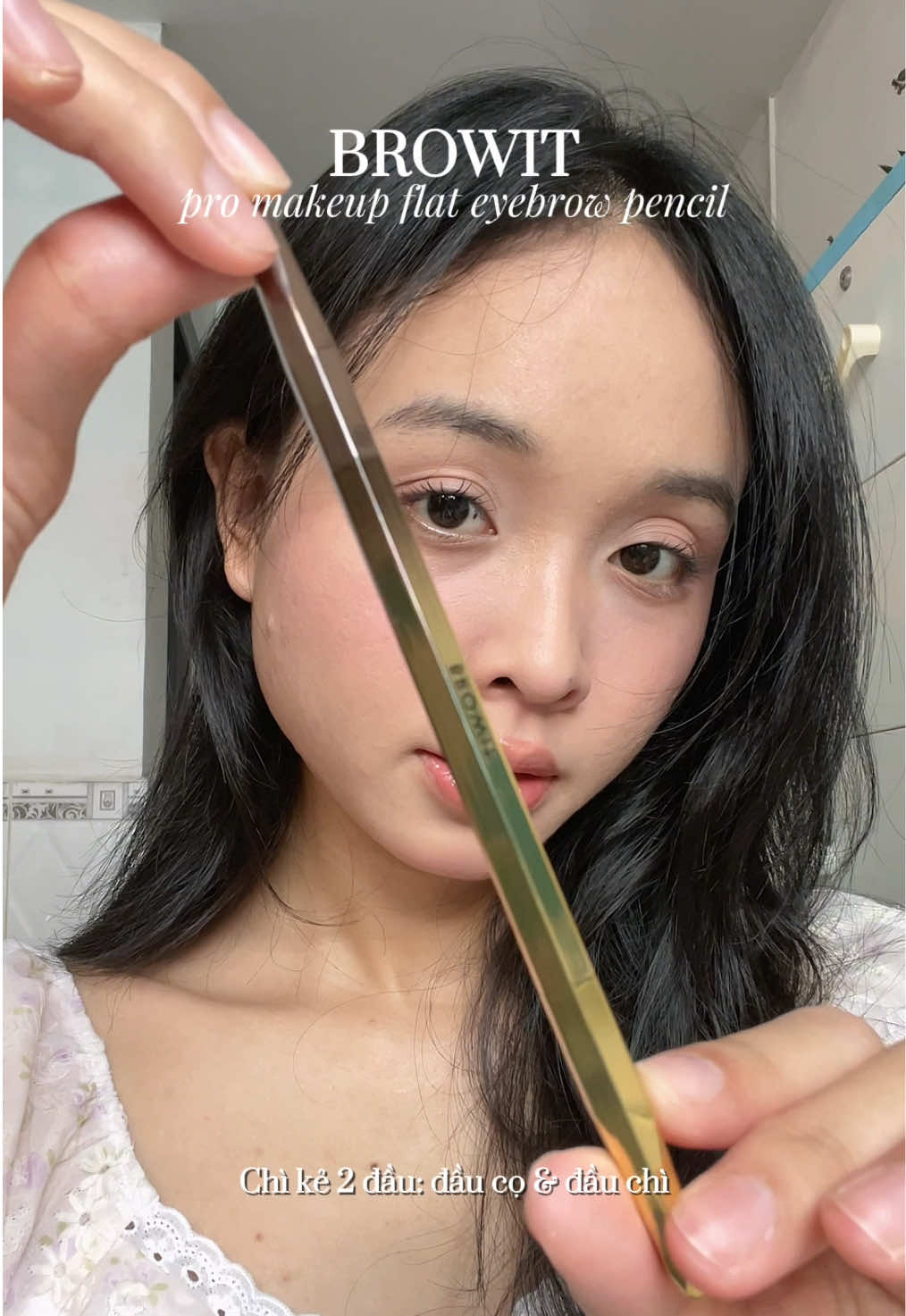 Biết ẻm qua em mascara nongchat, giờ thử em kẻ lông mày phải wow luôn í 😧 @Browitbynongchat_vn #browit #nongchat #vechuannhuchuyengia #flateyebrowpencil #sandstonebrown #beauty 