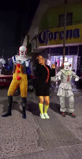 El crossover que todxs esperabxn 🤡🚗🧢🦶🏽 #fyp #fyppppppppppppppppppppppp #esosuarez #kikosuarez #quicosuarez #quico #paolasuarez #deseosuarez #hemorroidesuarez #lapatas #paolapatitas #paolitasuarez #dostrestrucos #23trucos 