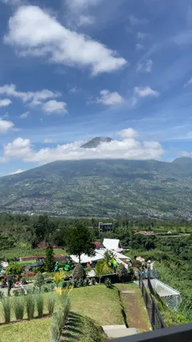 📍Kahyangan Skyline Wonosobo Melihat Telaga Menjer dari atas🥹 Masyaallah dapet extra combo pemandangan yang sangat cantik ini🤩  #explore #explorewonosobo #wonosobo #wonosobo24jam #kebunteh #kebuntehtambi #dieng #fyp #kulinerwonosobo #telagamenjer #kahyanganskyline 