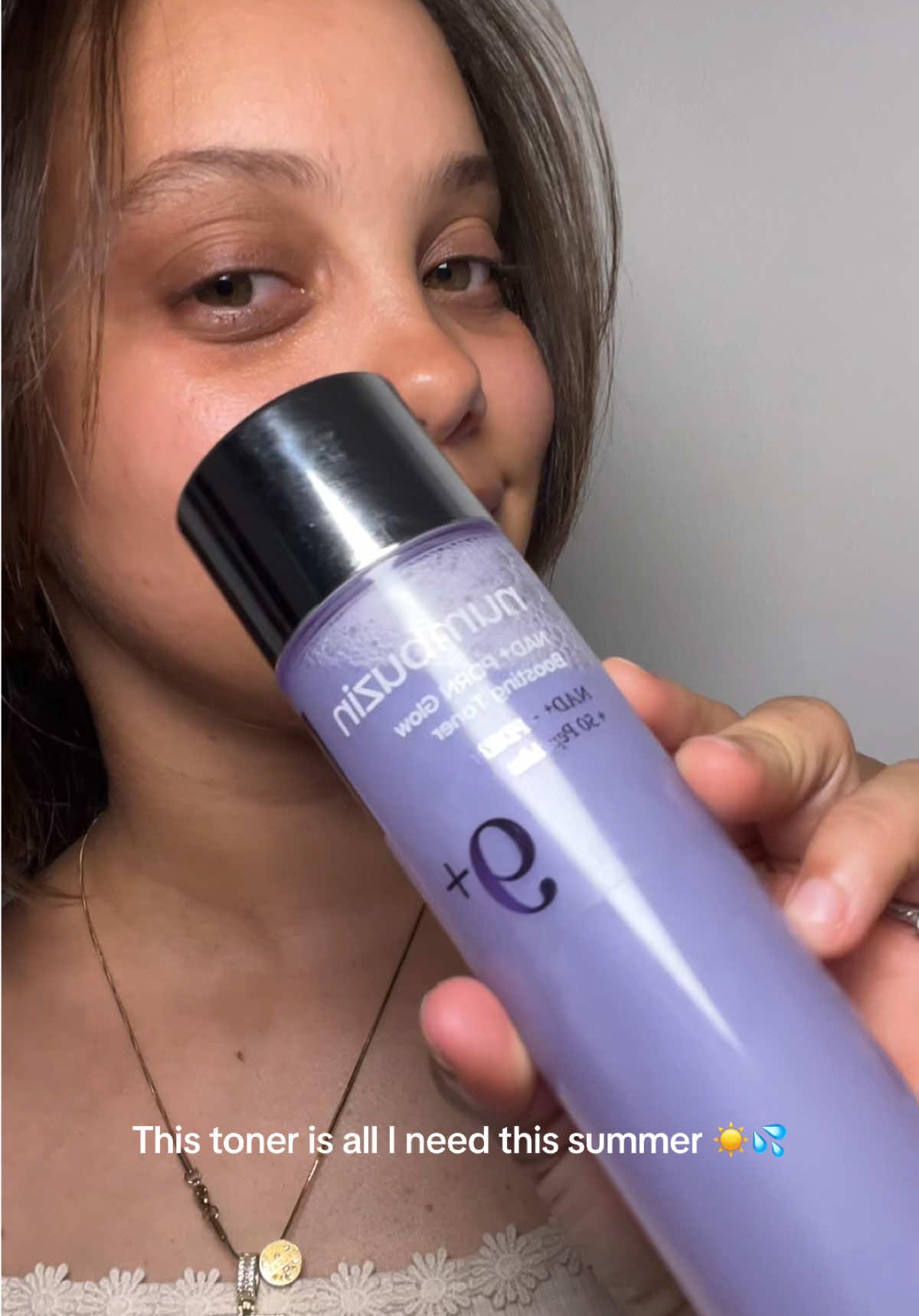 Summer’s here ☀️ and this is the only thing my skin needs 💦✨  @numbuzin #numbuzin #summerskincare #no9glowtoner #kbeauty #koreanskincare #toner