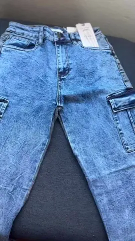PANTALÓN CARGO DE DAMA BICOLOR 🔥 Presentamos nuestro pantalón de jean bicolor, la tendencia del momento. Parte delantera en clásico color jean, parte trasera en negro intenso, un combo explosivo que no pasa desapercibido. 👖🖤💙 🧷 Modelo cargo con bolsillos laterales, ideal para quienes buscan un estilo urbano, canchero y cómodo. 🔥 Corte moderno, calce perfecto, y ese detalle que te hace destacar en cualquier lado. ✅ Perfecto para tus salidas, para romperla en una story o simplemente para sentirte facha todo el día. 📦 Disponibles en talles limitados. Consultá por el tuyo!