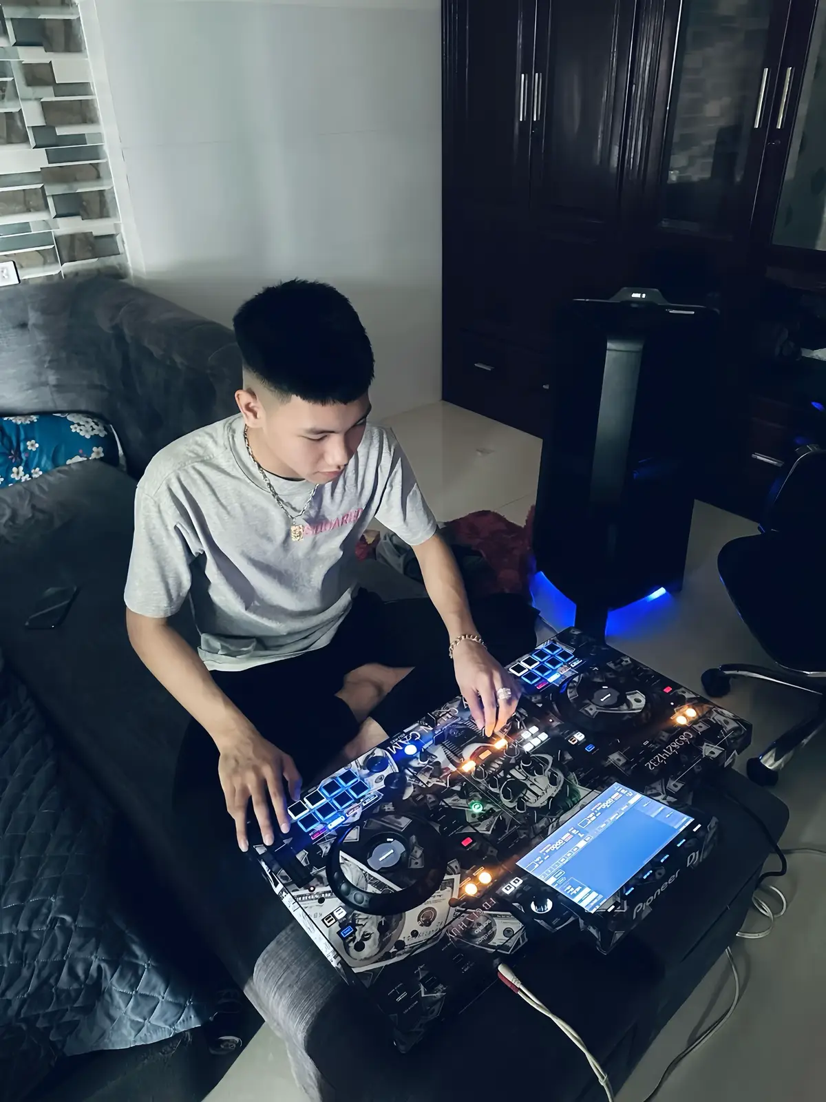 Tôm chẳng hề bị điếc, cá không hề bịt tai, vì chúng nó đều biết, anh không hề kể sai.  Chẳng là vì em khóc, người đời nghĩ anh tệ, nhưng mà không hề biết, anh cũng từng rơi lệ… #hoangnhat🐉 