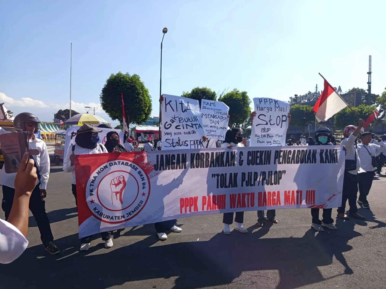 Jember R4 bergerak namun sesuai laporan dari tim intelijen pendidikan ke saya informan aktivis pendidikan, R4 dunia pendidikan tidak ada yang turun kelapangan walaupun demikian aspirasi mereka satu komando mewakili R4 se-Jember raya dan dari Jember untuk Indonesia.  Rosyida Adi Kurniawan. Wakil sekretaris 3 FPH PGRI Jatim  Informan aktivis pendidikan nasional