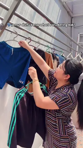 Yang gak punya tempat jemur yang luas, pakai jemuran kaya gini rekomen nih. Jadi kalau pas lagi gak dipakai bisa dilipat aja #jemuran #jemuranstainless #jemurantempel #jemuranlipat 