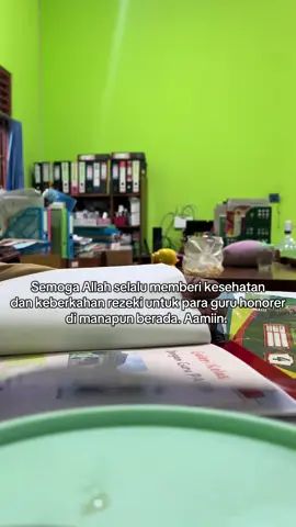 Assalamualaikum teman-teman, Inilah kegiatan pagi seorang bu guru honorer.  Dengan tas di punggung dan kantong kresek berisi dagangan di tangan, beliau berjalan menuju sekolah. Semua dilakukan dengan sabar dan ikhlas, demi menambah penghasilan untuk keluarga. Semoga Allah selalu memberi kesehatan dan keberkahan rezeki untuk para guru honorer di manapun berada. Aamiin. 🌸✨ #guruhonorer #honorer #pgri #pejuanghonorer #guruhonor 