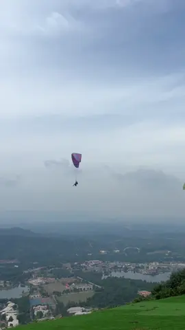 Lupakan yang melukakan Biarkan angin membawa pergi kisah lama. Lbh baik terbang tinggi mencipta kenangan yang baru yang lebih indah, lebih bermakna :) #kkbparaglidingpark #cloudbassventure#cloudbasskkbparaglidingpark#mphs#extremesport#visitselangor2025