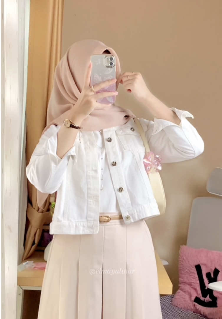 bagus banget jaketnyaaa🫶🏻😖 #OOTD #jaket #jaketwanita #jaketjeans #jaketcrop 