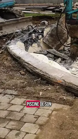 Alerte info 🚨 Dénoncé par un voisin, leur piscine est détruite à la pelleteuse sous décision de la mairie. #Info #News #faitdivers #justice #piscine 