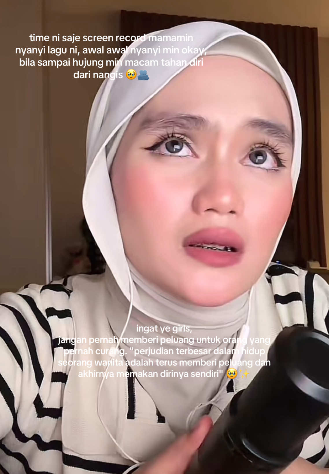 be strong mama @M I N 💎 🥺🫂 vd ni dah lama, min tak pernah buka aib sesiapa. tapi masa dia nyanyi, nampak yang dia sembunyikan sesuatu. dan harini tuan badan (lelaki) mengaku yang dia curang 🥹 sakitnya bila diri dicurangi.  #fyp #mamamin #jasminnnnsopeah #jasminsopeahhhh #fakha #faleeq 