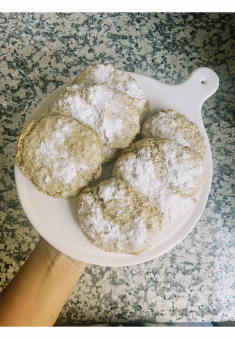🌙 Ala Noche Biscotti — şekerli ama GLUTENSİZ! 🥚 2 yumurta akı + 1 bardak şeker + 2 bardak ceviz + vanilin → sadece 4 malzeme! 💥 Un yok, gluten yok ama lezzet sınır tanımıyor! 🖤 Dışı kıtır, içi ceviz dolu: geceye yakışır bir atıştırmalık. 📌 Denersen etiketlemeyi unutma! #glutensiztarif #cevizlibiscotti #reelsfood #keşfet #glutenfreebaking #alanoche