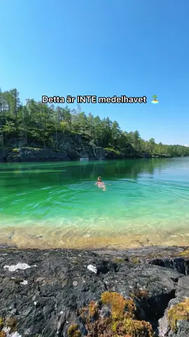 ⤵️SPARA TILL NÄSTA ROADTRIP ⤵️ 📍Locknesjön – en av Sveriges klaraste och blåaste sjöar! 💙 Visste du att sjön ligger i en gammal meteoritkrater och har vatten så rent att det används för forskning? Den djupa blå färgen kommer från det rena, djupa vattnet och den mineralrika bottnen som reflekterar ljuset på ett magiskt sätt. En riktig pärla mitt i Jämtland! ✨ #locknesjön #jämtland #sverige #naturpärla #meteoritkrater    