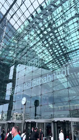 Берлинский Hauptbahnhof — место, которое каждый раз завораживает.🚉 Смотришь на все эти поезда, этажи, людей, и будто оказываешься в сердце огромного города. Кстати, это не просто вокзал — это самый большой пересадочный вокзал в Европе. #berlin #hauptbahnhof #берлін #берліндляукраїнців #берлін🇩🇪 