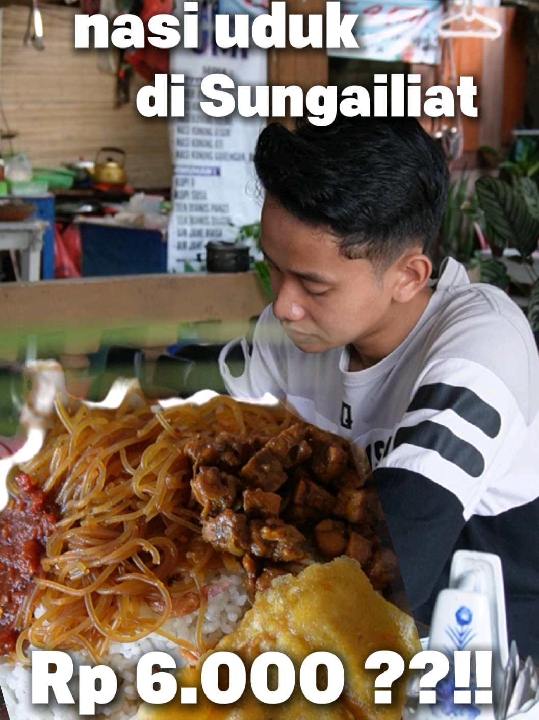Nasi Uduk Legendaris 6 Ribu di Sungailiat Bikin laperr! 🤯 Siapa kira di Sungailiat ade nasi uduk seporsi cuma 6 ribu Rupiah? Aok nian, cuma 6 ribu! Jangan bilang dak percaye kalau lum nyobe sendiri! Warung nasi uduk ni lah berjualan selama tujuh tahun. Harga e yang super duper murah, bahkan bikin kite mikir, 