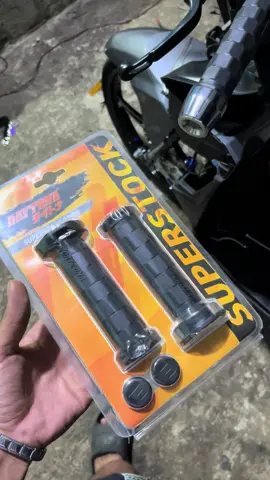 Rekomendasi handgrip daytona,pastinya empuk banget pren nyaman buat riding jarak jauh look nya juga kece😊 #handgrip #daytona 