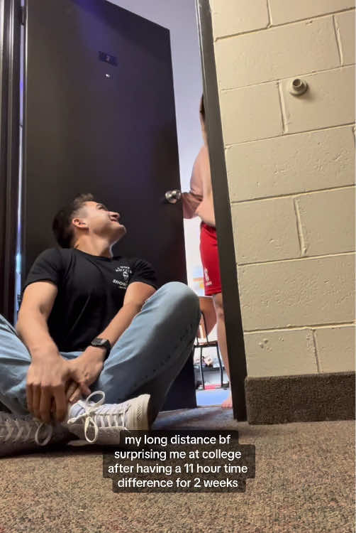 When you suddenly appear in front of your crush 🥰💕#longdistancerelationship #loveyou #usa #suprise #reunionn #crush