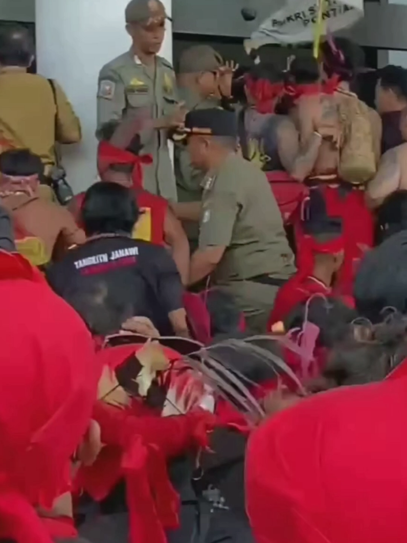 Aksi Demo Penolakan Transmigrasi di Kantor Gubernur Kalbar  #dayak #kalimantan #kalbar #pontianak #transmigrasi 