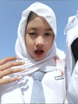 ih kebawa angin kerudungnya 😭