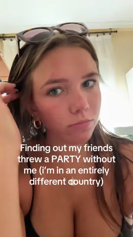 Someone tell me to fix my necklace #fyp #viral #relatable #spain #europe #europeansummer 