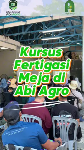 Pada 17 Julai yang lalu Abi Agro telah menjalankan Kursus Sistem Hidroponik anjuran Jabatan Pertanian Negeri Perlis di Kebun Hidroponik Abi Agro.  Kursus yang dijalankan seawal 8.30 pagi hingga 1 petang ini disertai oleh usahawan petani yang berminat untuk memohon Geran Agropreneur Muda. Hmmmm agak-agak Abi Agro akan buat Kursus lagi dak?🤔 Kalau hampa berminat untuk belajar tanam pokok secara hidroponik boleh pakat-pakat mai datang ke Kebun Hidroponik Abi Agro dan saksikan sendiri cara kami running system di kebun🌱 Pakat-pakat mai naa😉🌱✨ #abiagro #hijaukanbumidamaikanhati #tipstanampokok #pertanian #hidroponik #kursus 