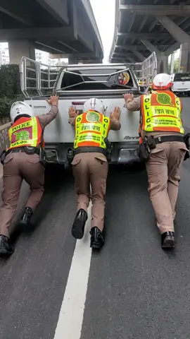 รุนให้รู้จักกันไปเลยพี่น้อง👮‍♂️ #วิภาวดีโมเดล #โครงการถนนสีขาว #ตำรวจจราจร #เด็กใต้ 