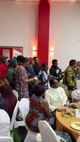 Le Tohourou est un chant traditionnel du peuple Bété de Côte d’Ivoire, porté par une voix puissante, profonde et vibrante. Plus qu’un simple style musical, le Tohourou est un chant de l’âme, une expression vocale ancestrale qui accompagne les rituels, les cérémonies, les veillées funèbres ou encore les moments de grande intensité émotionnelle.#bétébété #civ🇨🇮225🤝 #jeunesseivoirienne 