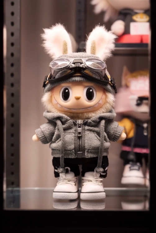 Level up your doll's style! 🎀 This trendy outfit set with a gray hoodie, beanie, and accessories like headphones and a camera is a must - have. Perfect for adding a cool, casual vibe.
 #DollFashion #TrendyOutfit #DollAccessories #CoolDollStyle #CasualDollLook