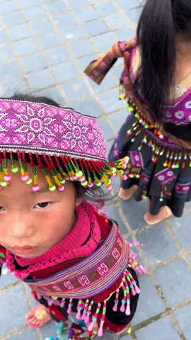 Có ai lên Sapa gặp cảnh này chưa, có bé cũng rất đáng yêu , mà có bé bám theo mình cả 1 quãng đg🥹