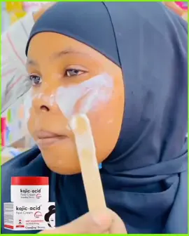 « Marre des taches, acné et rides ? Cette crème à l’acide kojic cible 3 problèmes d’un coup : 	1.	Atténue les taches et l’hyperpigmentation, 	2.	Apaise les rougeurs et l’acné, 	3.	Lisse les signes de l’âge 💁🏼‍♀️. Résultats visibles dès 2 semaines ! » #️⃣ Hashtags : #TeintEclatant #KojicGlow #RéveilBeauté #PeauParfaite #RoutineMatinale